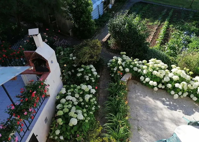 D'hotes Le Pavillon Du Charme Bed & Breakfast 3*